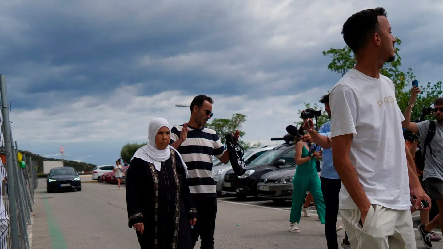 Lamine Yamals familie på parkeringspladsen foran Pujols hospitalet, dagen efter Mounir Nasraoui blev stukket ned.