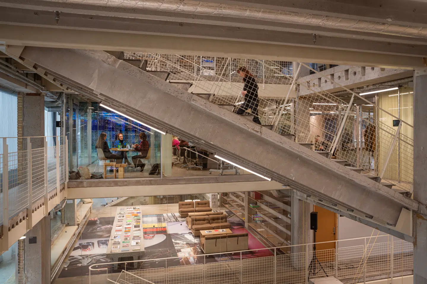 Thoravej 29. De dramatiske snit i betondækkene er blevet vippet ned, så de stadig bidrager til bygningens stabilitet og samtidig skaber de åbne, dobbelthøje rum, bygningen har brug for i sit nye liv.