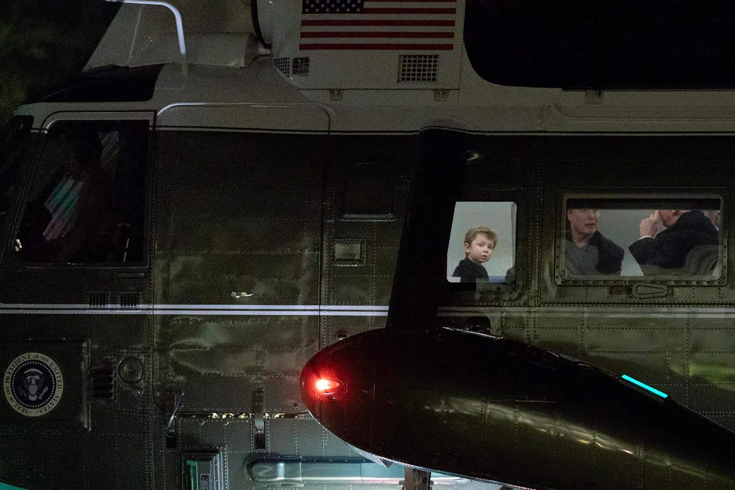 Elon Musk taler med Donald Trump, ombord på helikopteren er også hans søn X Æ A-Xii. Den amerikanske techmilliardær er far til 14, og bliver af The Wall Street Journal kaldt en »inspiration« for de kinesiske milliardærer, som bruger USAs lempelige fertilitetspolitik til at opbygge deres familieimperier.