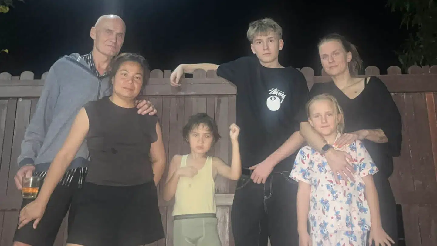 Sandra Kim og hendes far Life Thomasen er på ferie med hele familien.