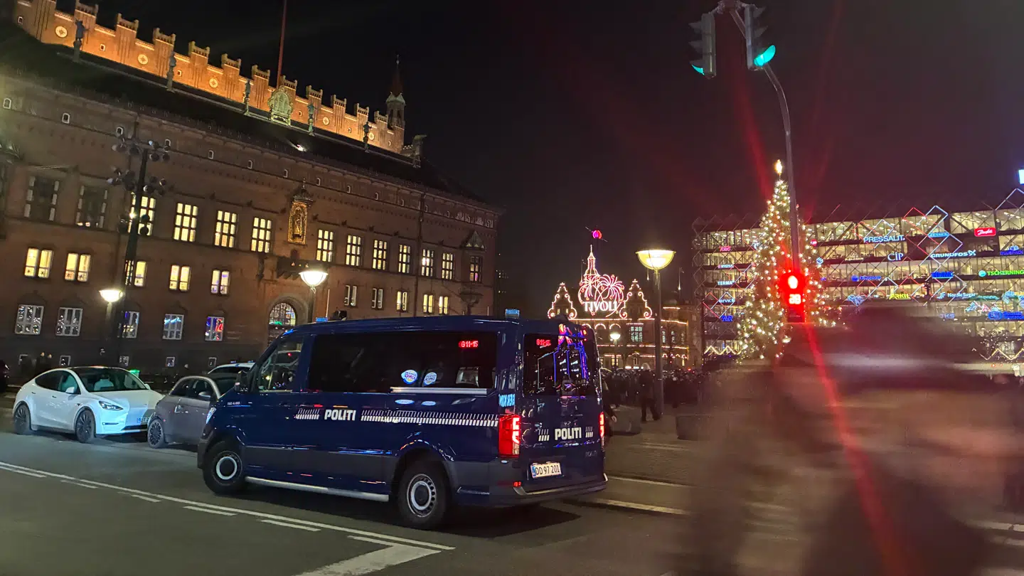 Politiet er talstærkt til stede ved aftenens arrangement.