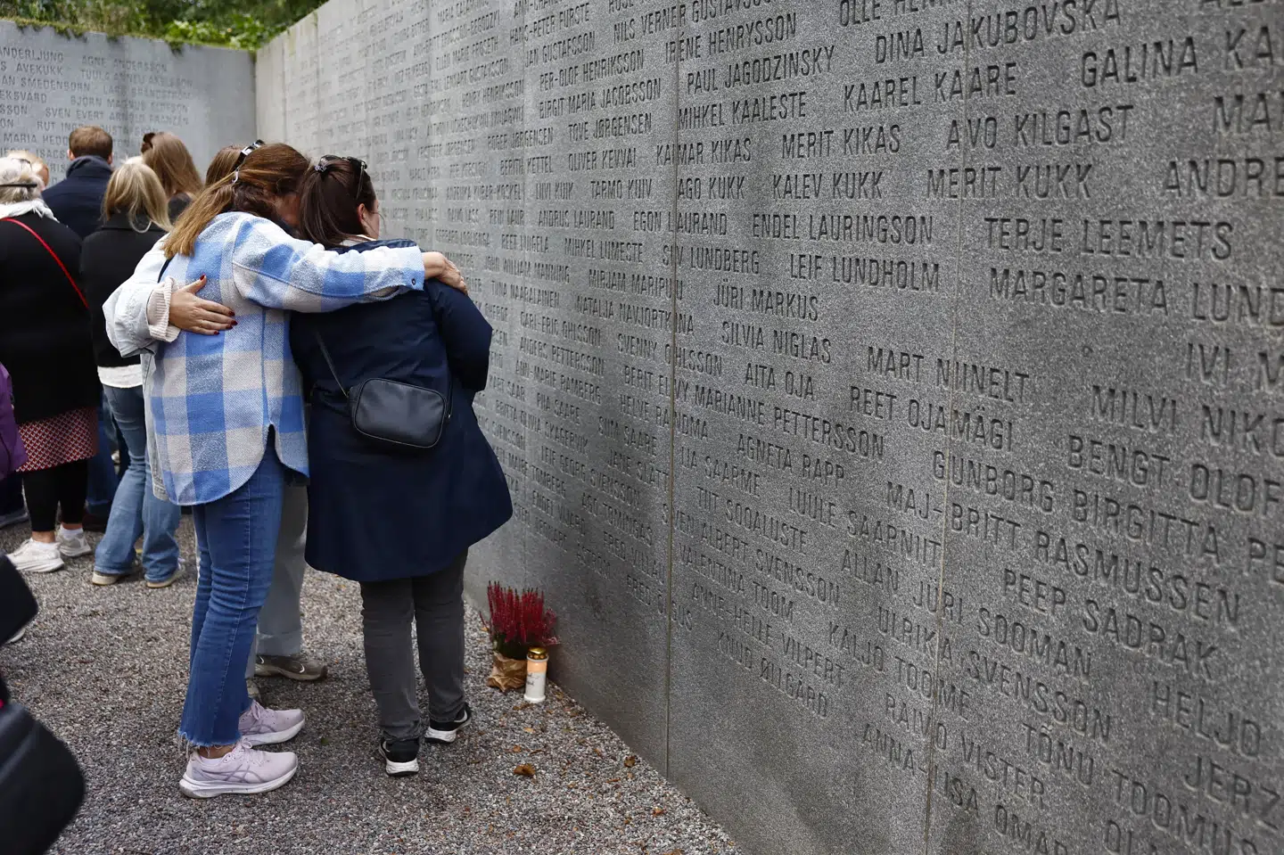 Sørgende ved Estonia-monumentet i Stockholm i Sverige den 28. september 2024. Dagen markerede 30-året for ulykken, hvor 852 mennesker døde i et skibsforlis.