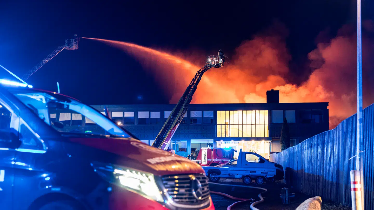 Københavns Politi og brandvæsen arbejder ved kraftig tagbrand på Præstefælledvej i Kastrup tirsdag den 16. december 2025.