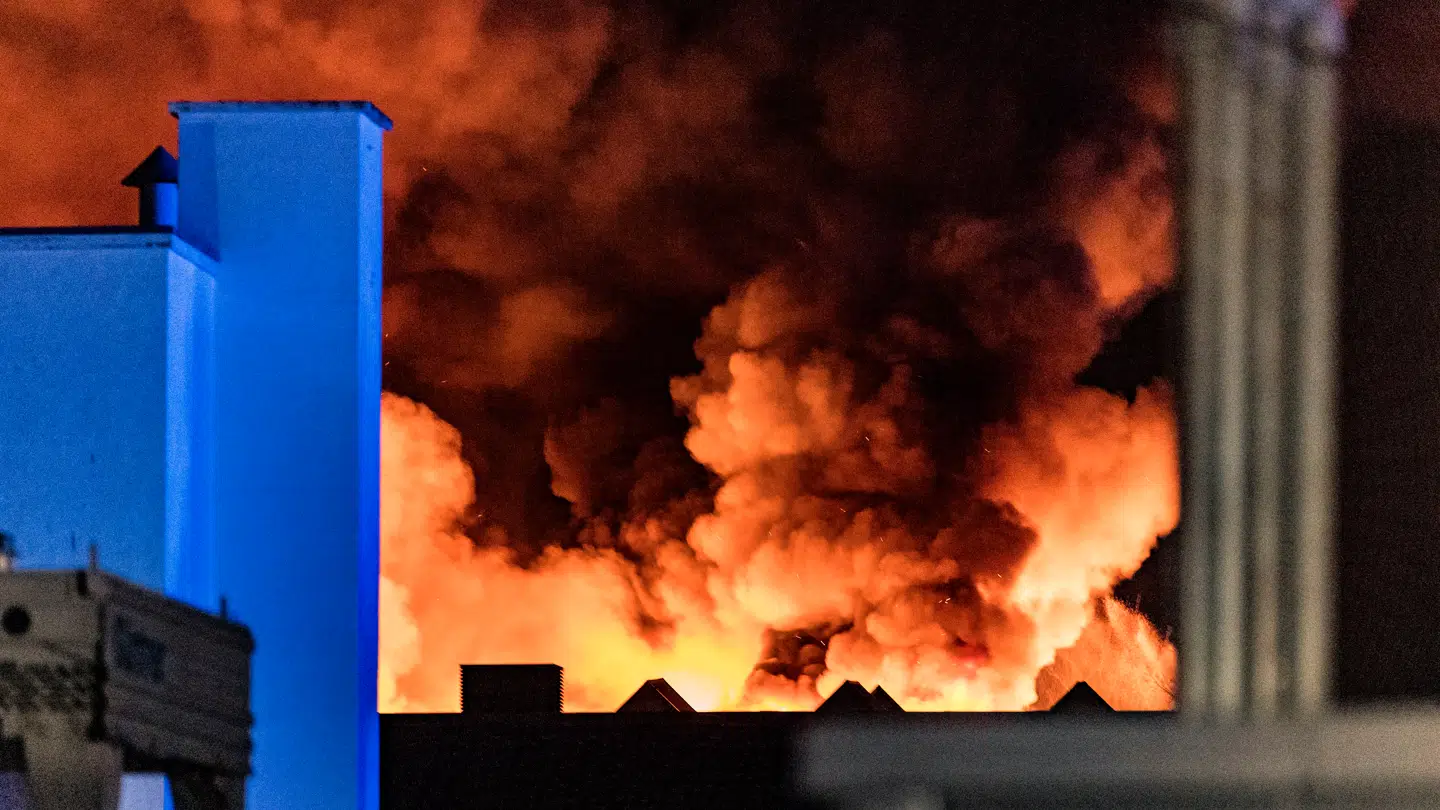 Københavns Politi og brandvæsen arbejder ved kraftig tagbrand på Præstefælledvej i Kastrup tirsdag den 16. december 2025.