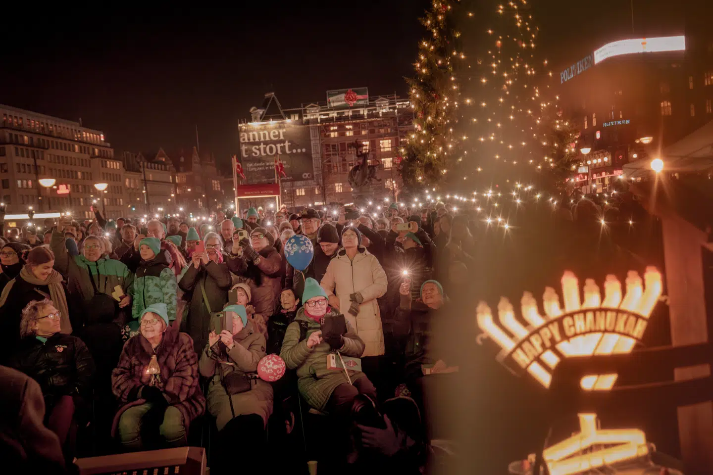 Den jødiske forening Chabad afholder en offentlig fejring af højtiden Hanukkah på Rådhuspladsen i København. Samme forening som afholdte arrangementet på Bondi Beach.