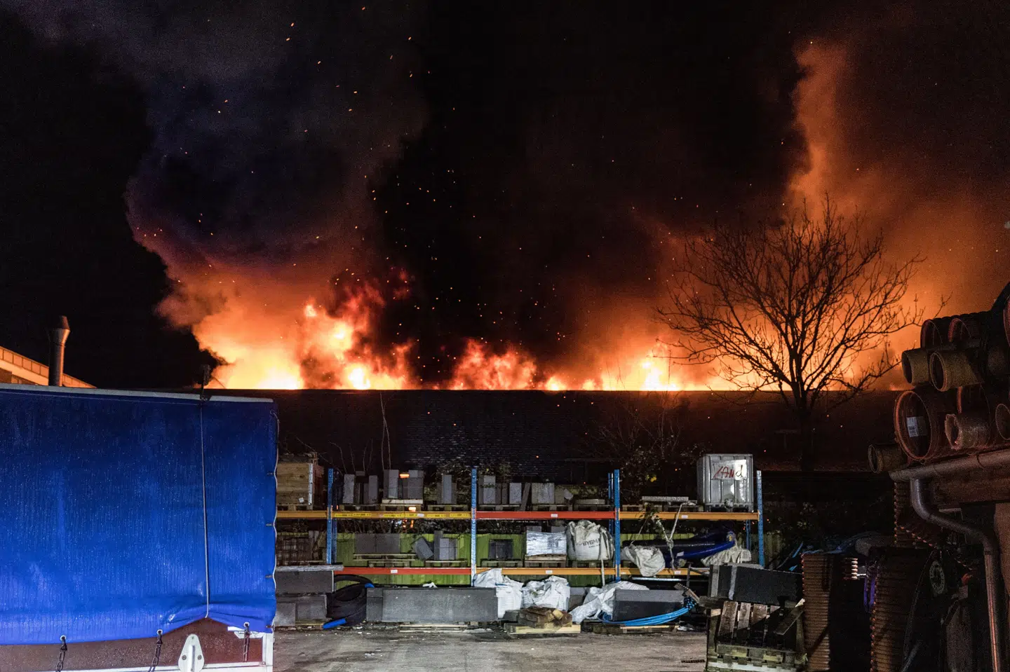 Flammer står højt ved en brand, der er brudt ud tirsdag aften på Amager. Der er tale om en brand i et lagerhotel på Præstefælledvej.