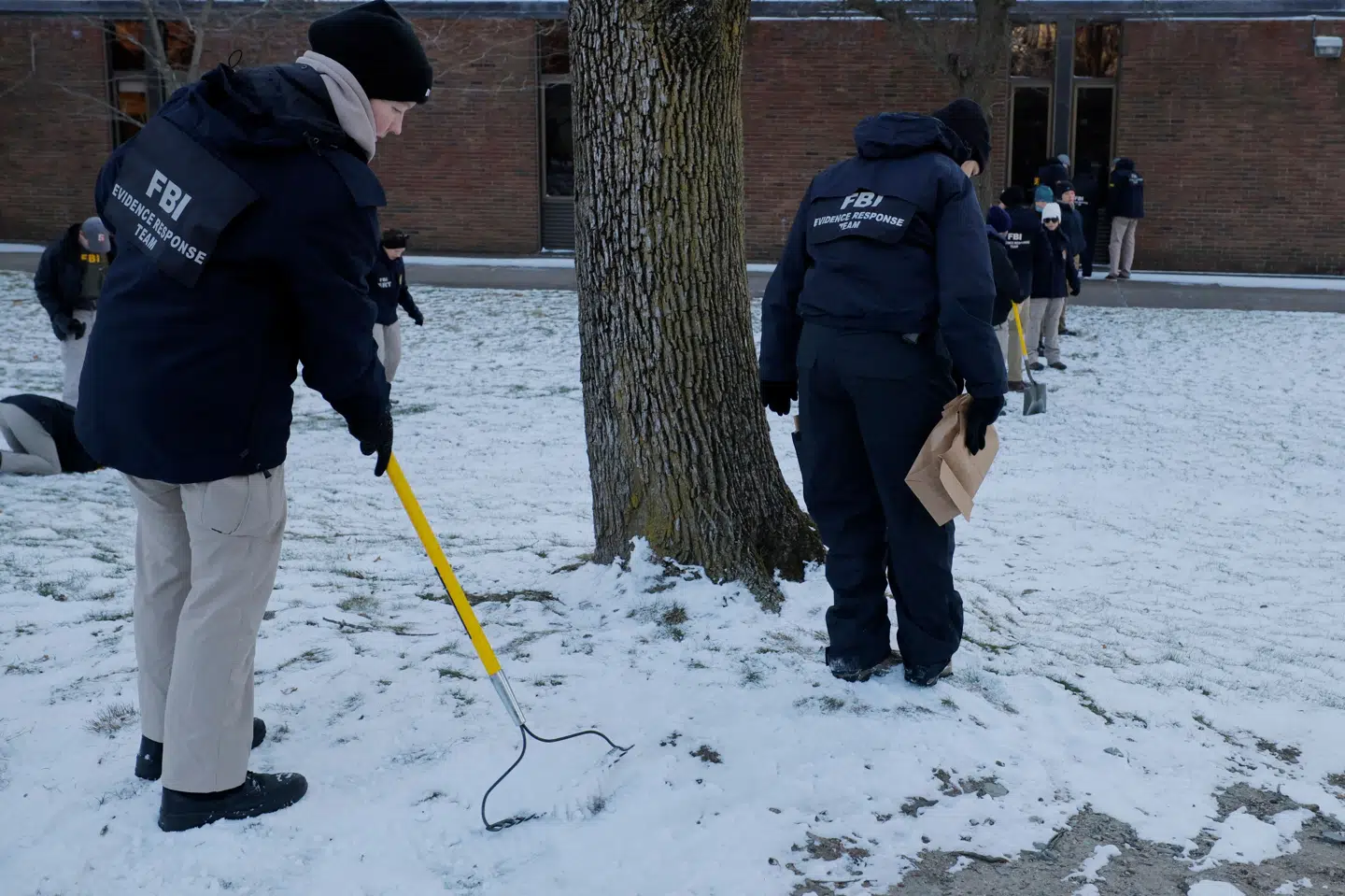 Ansatte ved det amerikanske forbundspoliti, FBI, gennemsøger snedækkede områder udenfor Brown University, hvor to studerende lørdag blev dræbt under et skyderi. Myndighederne har endnu ikke fundet frem til gerningsmanden. (Arkivfoto).
