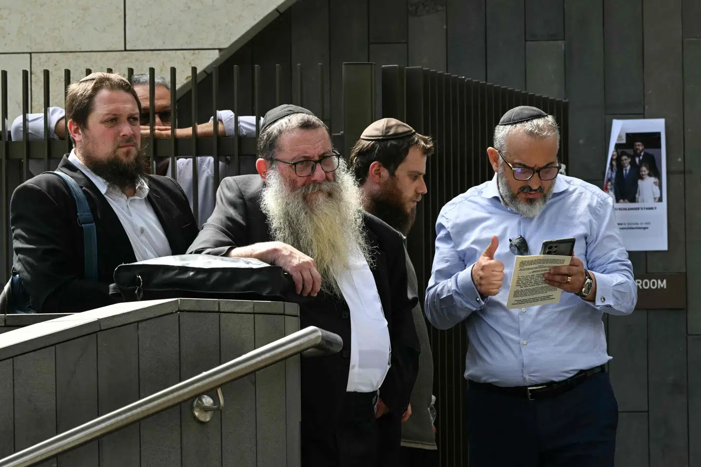 Det ventes, at store folkemængder vil deltage i onsdagens begravelsesgudstjenester for to rabbinere, der begge mistede livet i angreb, som politiet betragter som et terrorangreb.