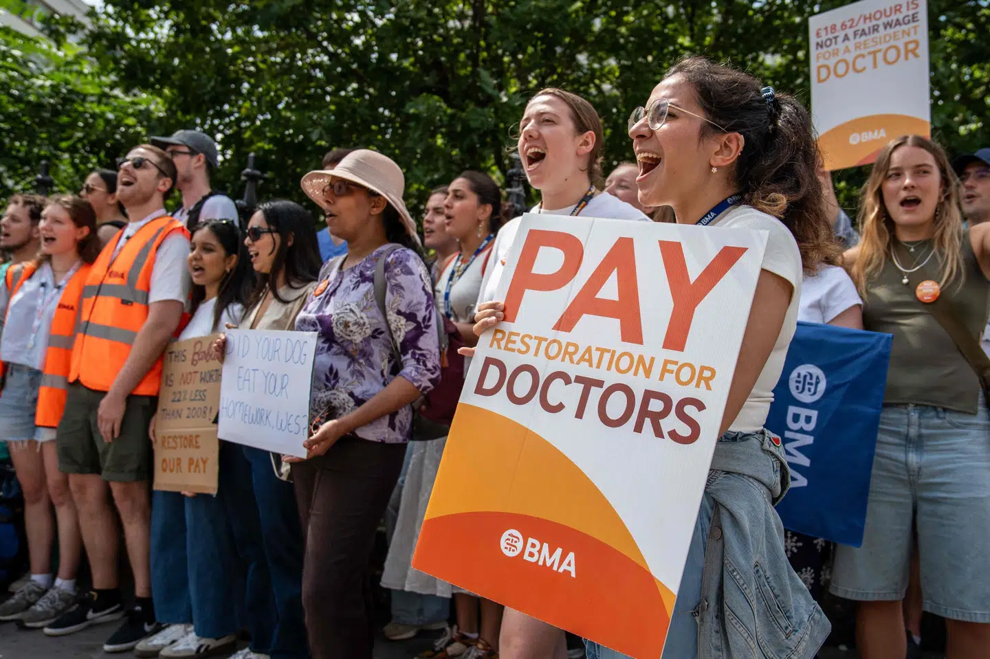 I juli var der også strejke i England, hvor læger indstillede deres arbejde. Blandt andet på hospitalet St. Thomas Hospital i London strejkede personalet.