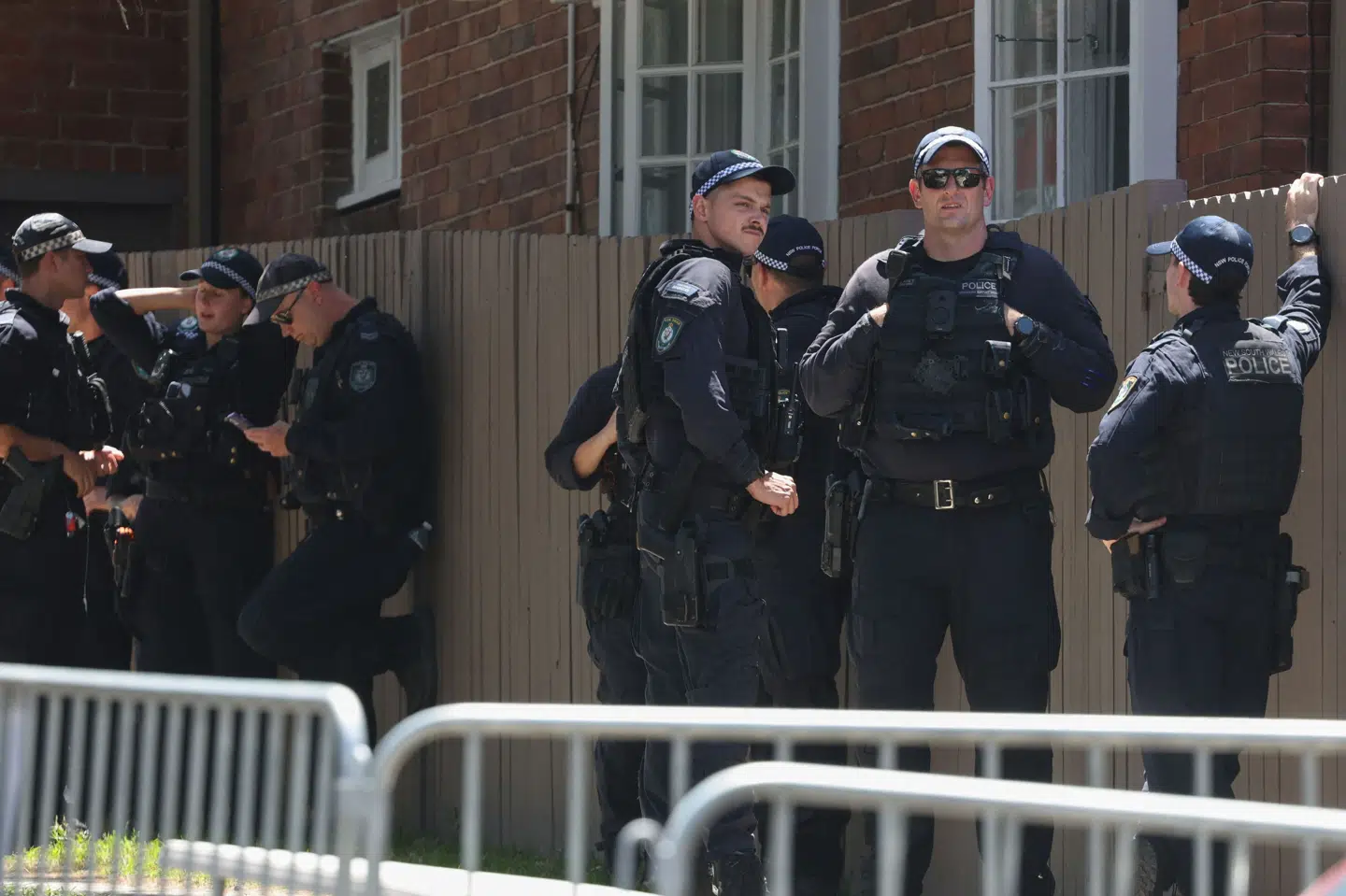 Onsdag lokal tid er australsk politi massivt til stede ved synagogen Chabad of Bondi, hvor den første bisættelse for et af ofrene for søndagens masseskyderi finder sted.
