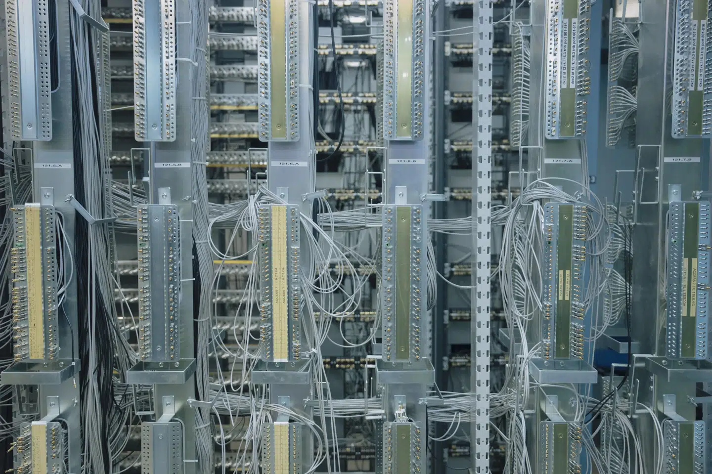 Blandt andre teleselskaberne skyder store beløb i at sikre mobilnet og faste net og gøre dem modstandsdygtige mod cyberangreb. (Arkivfoto).