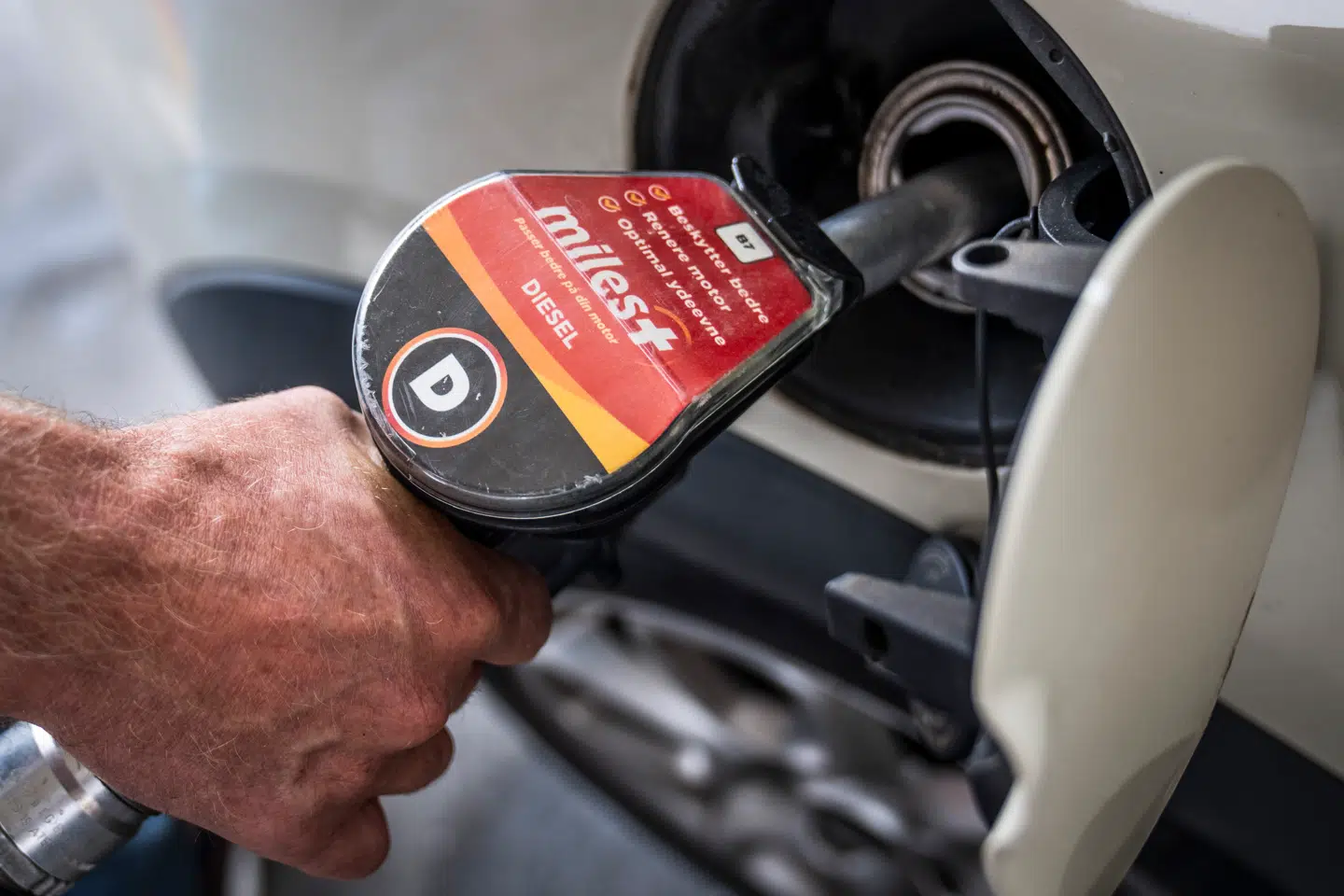 Planerne om at opgive at udfase benzinbilerne i 2035 er lagt på hylden for en stund.