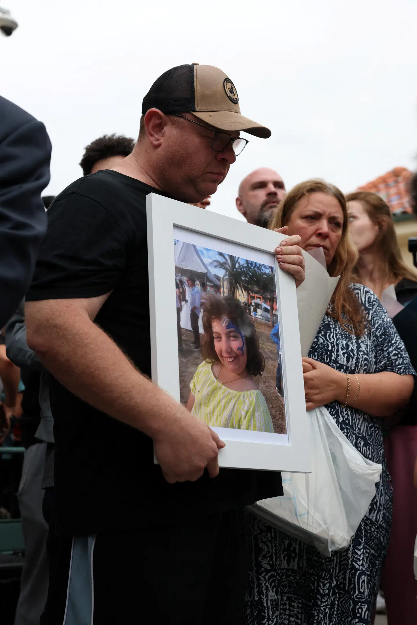 Her ses Matildas mor og far under mindehøjtideligheden for ofrene for søndagens angreb ved Bondi Beach i Australien.