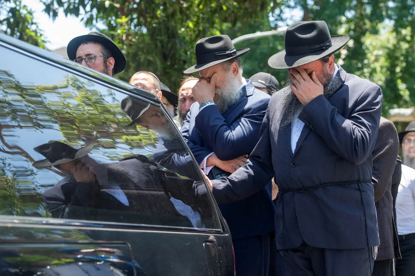 Sørgende går bag en kiste tilhørende rabbineren Eli Schlanger, der blev dræbt under et skyderi på Bondi Beach i storbyen Sydney i Australien søndag. Angrebet var målrettet Hanukkah, der er en jødisk højtid, har myndighederne meldt ud.
