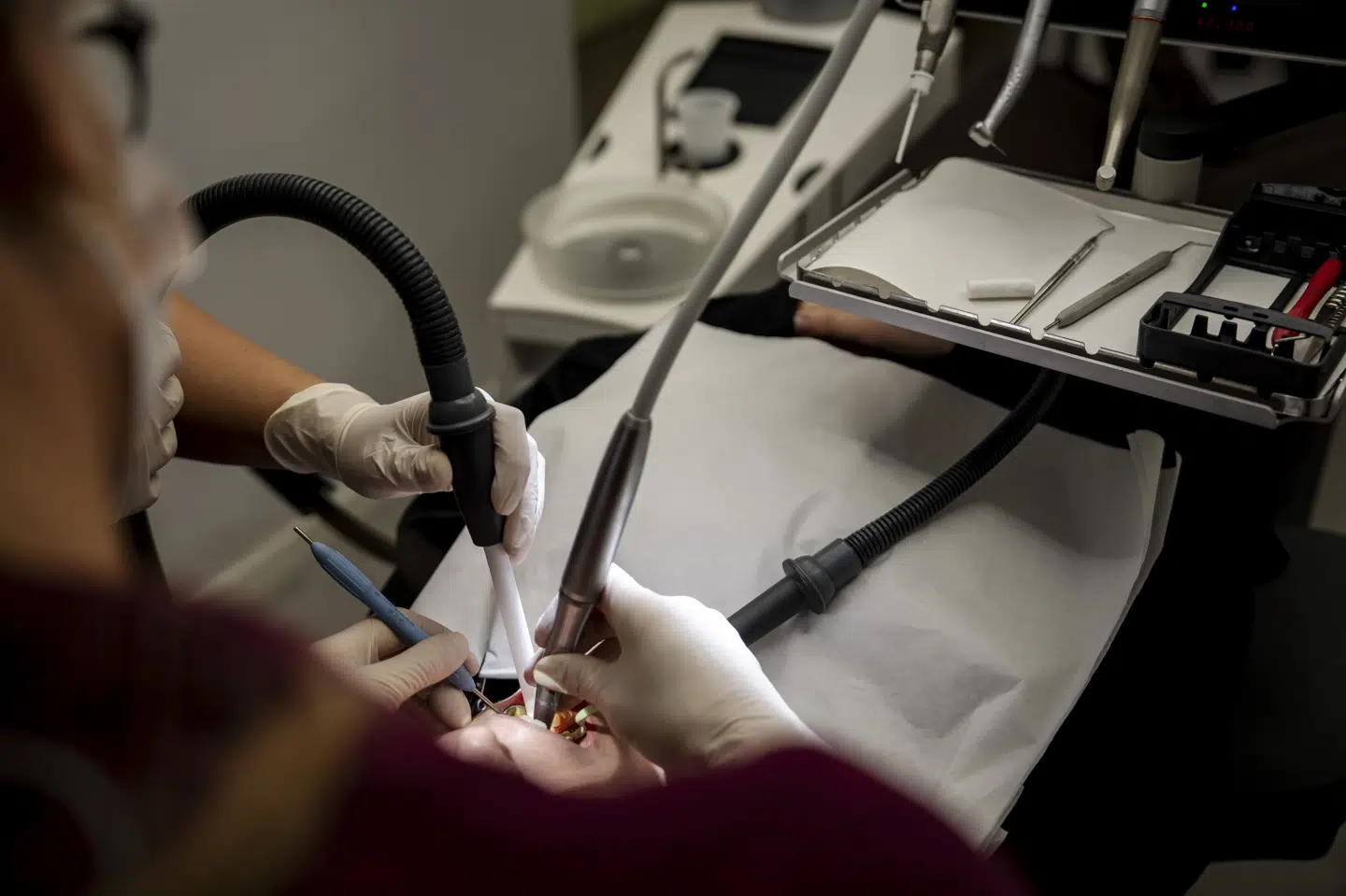 Flere danskere skal fremover booke tid hos en tandlæge. Det er formålet med ny aftale om voksentandplejen. (Arkivfoto).