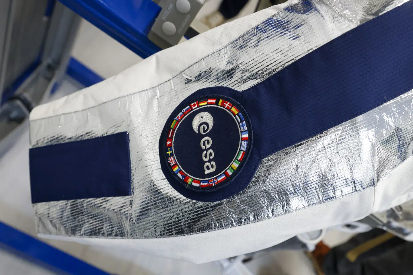 En prototype af en ny månedragt bliver vist frem i 2024 med et ESA-logo med medlemslandenes flag på. (Arkivfoto).