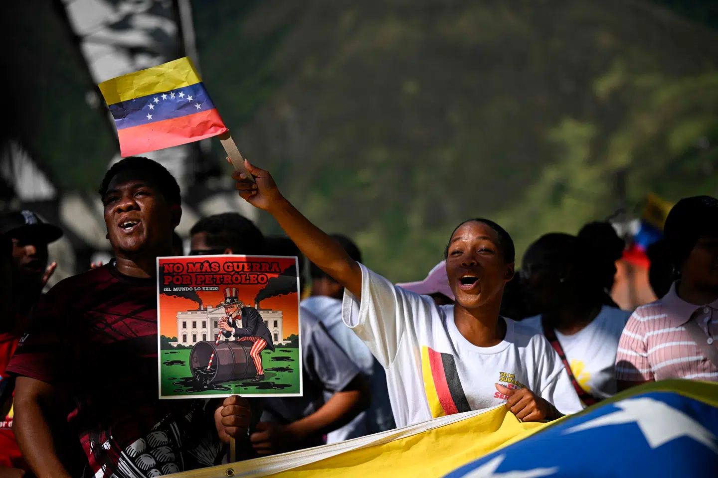 Støtter af præsident Maduro har været på barrikaderne på grund af spændingerne mellem Venezuela og amerikanerne. Her ses nogle af dem med skilte, der siger »ikke mere krig om olie«.