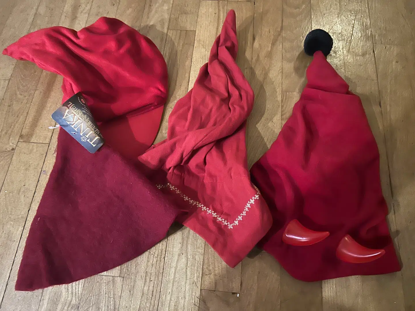 Det er ikke kun papjulekalendere, som Anja Jul Møllers samling består af. Hun køber gerne alle de samleobjekter, som tager udgangspunkt i julekalendernes univers.