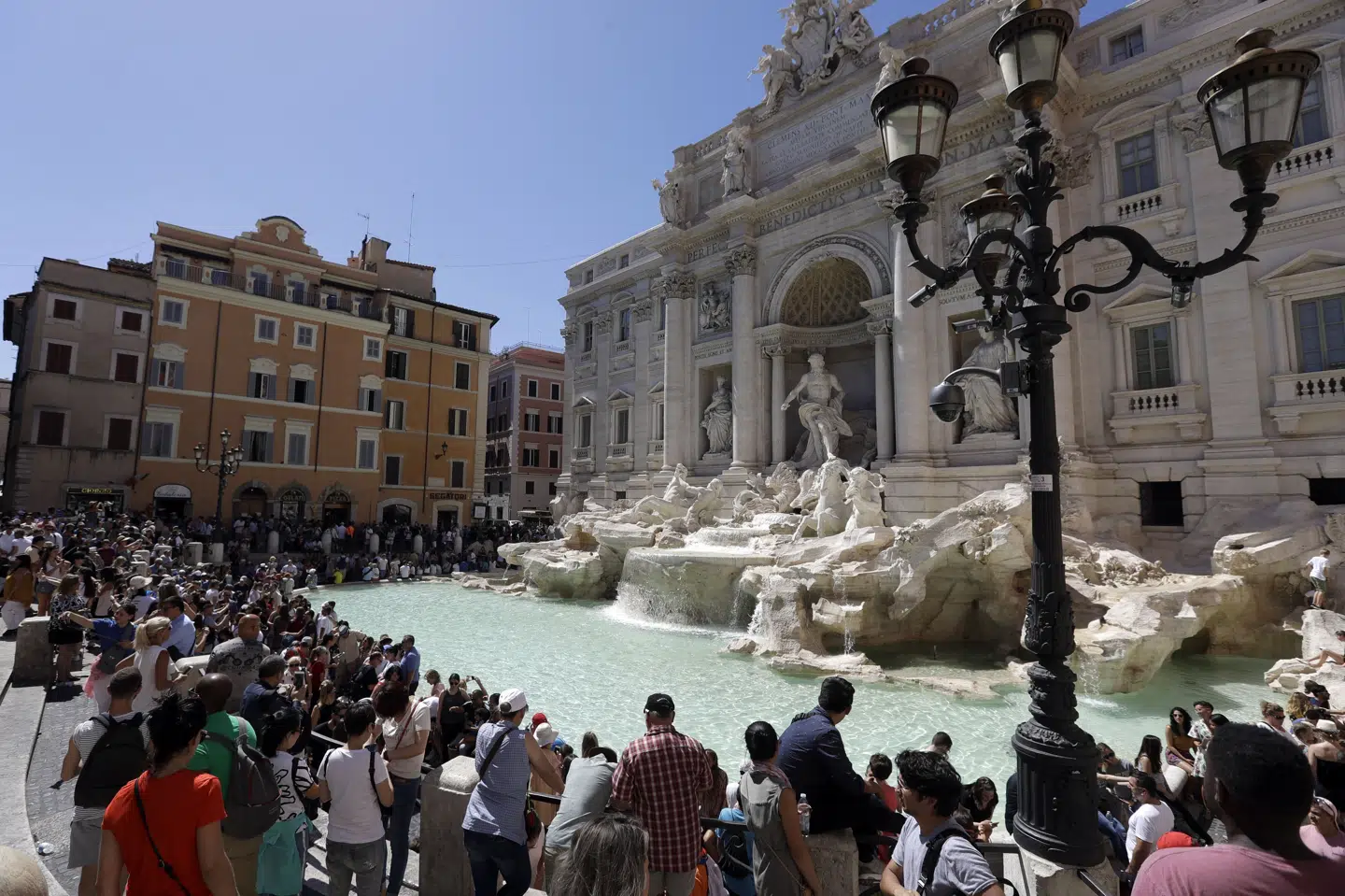 Turister stimler sammen om Trevi-fontænen i Rom. Hidtil har det været gratis at komme tæt på fontænen, men fra 7. januar 2026 kan det koste to euro for alle - undtagen Roms egne indbyggere. (Arkivfoto).