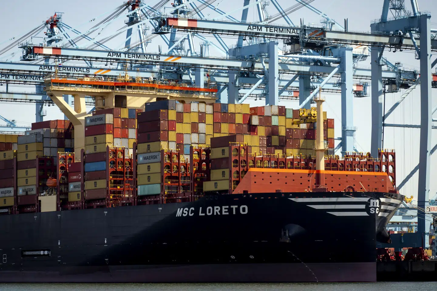 Varer sendes i stor stil fra Kina til containerhavnen i Rotterdam, som er den største containerhavn i EU. Her bliver varerne toldangivet og sendes videre ud i Europa. (Arkivfoto).