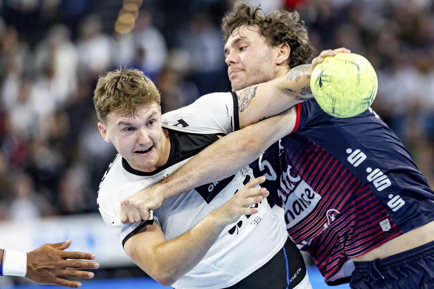 En alvorlig knæskade holder håndboldspilleren Emil Madsen (til venstre) ude for THW Kiel. (Arkivfoto).