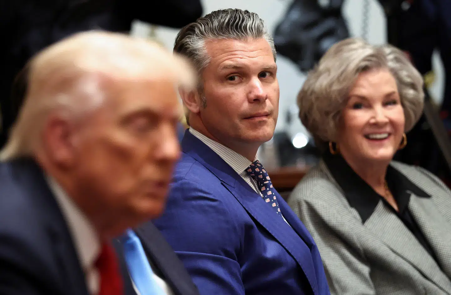 Susie Wiles ses her med Donald Trump (tv.) og forsvarsminister Pete Hegseth.