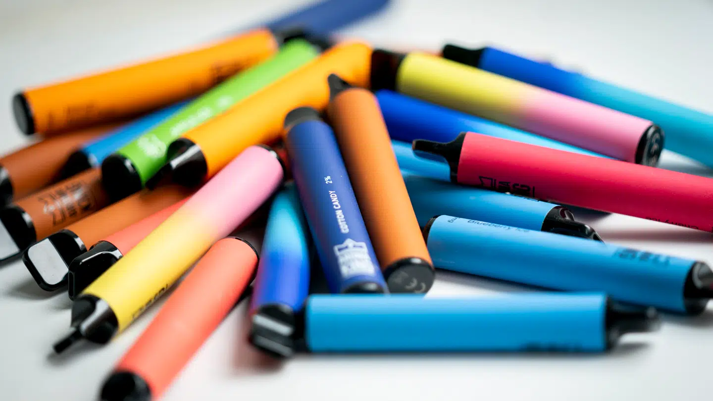 En 33-årig mand blev tirsdag formiddag knaldet med et utal af puffbars.