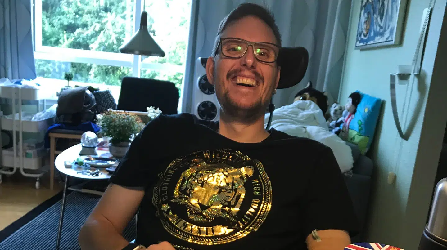 Tommy og Kirsten Sørensen fortæller, at deres søn var en glad og udadvendt mand før hans død i 2023.