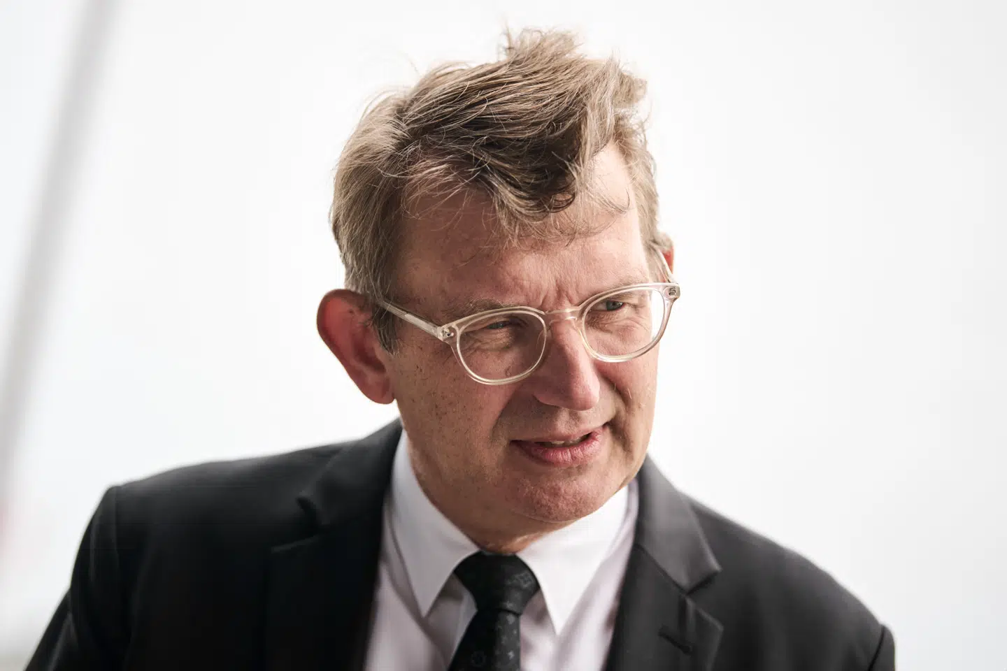 Troels Lund Poulsen (V) var tidligere en ihærdig kritiker af statsminister Mette Frederiksen (S) i SMS-sagen: »Jeg håber oprigtigt, at vi får hele sandheden på bordet – én gang for alle; det fortjener Danmark.« Siden dannede de to regering sammen, og Forsvarsministeriet har under Troels Lund Poulsens ledelse aktivt forsøgt at skjule to yderst centrale dokumenter, der nu er offentliggjort. Begge viser, at ikke alle forsøg på at genskabe SMS-beskeder blev gjort.