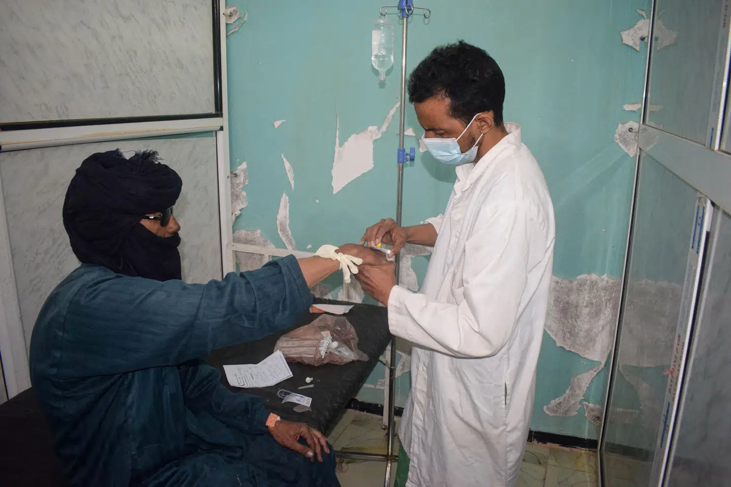 En mand med malaria modtager behandling på en klinik i Tinzaouaten i det nordlige Mali. Sygdommen er udbredt i Mali såvel som i andre afrikanske lande. (Arkivfoto).