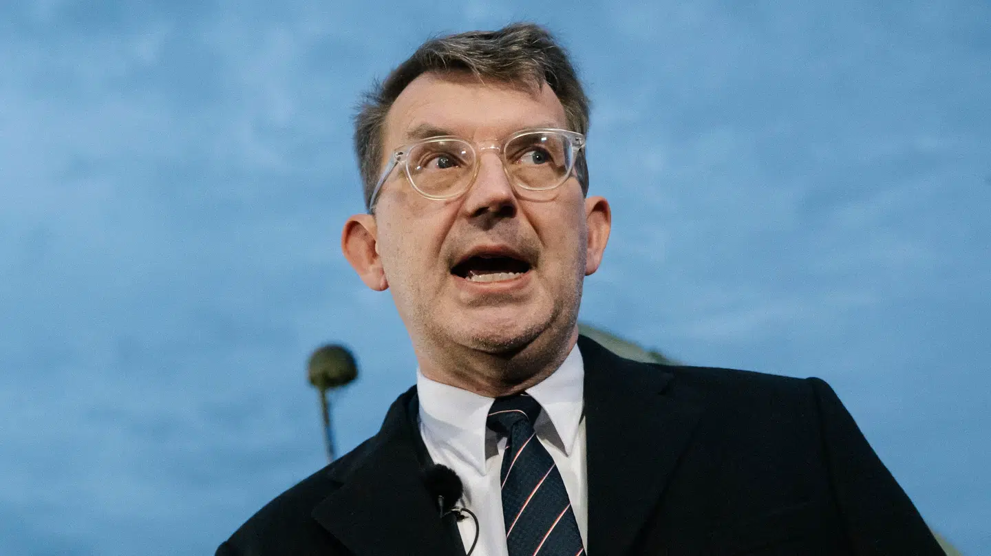 Forsvarsminister Troels Lund Poulsen mener ikke, at det er hans opgave at svare på spørgsmål angående den nye afsløring om SMS-sagen.