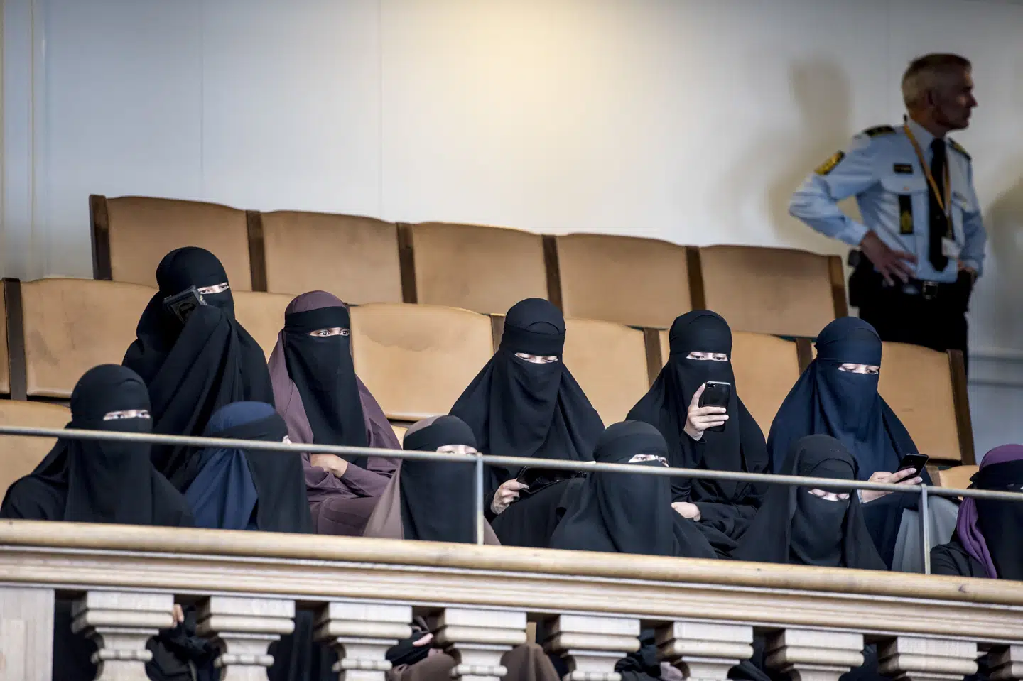 En række kvinder i niqab var i 2018 mødt op på tilhørerpladserne i Folketingssalen på Christiansborg for at overvære lovbehandlingen af tildækningsforbuddet, som regeringen nu vil udvide til også at gælde uddannelsesinstitutioner. (Arkivfoto).