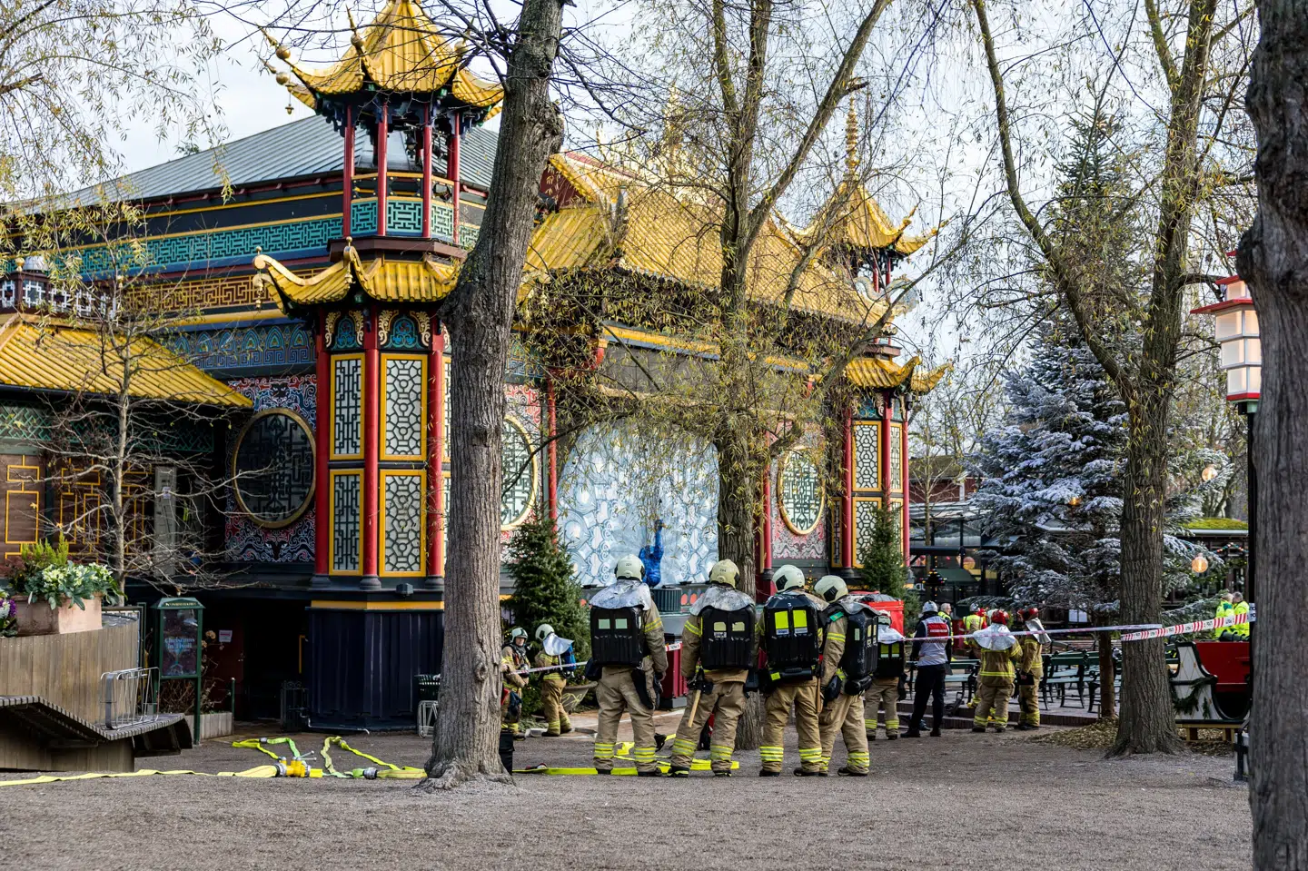 Brandvæsenet er mødt frem efter meldinger om brand i Tivoli i København onsdag den 17. december.