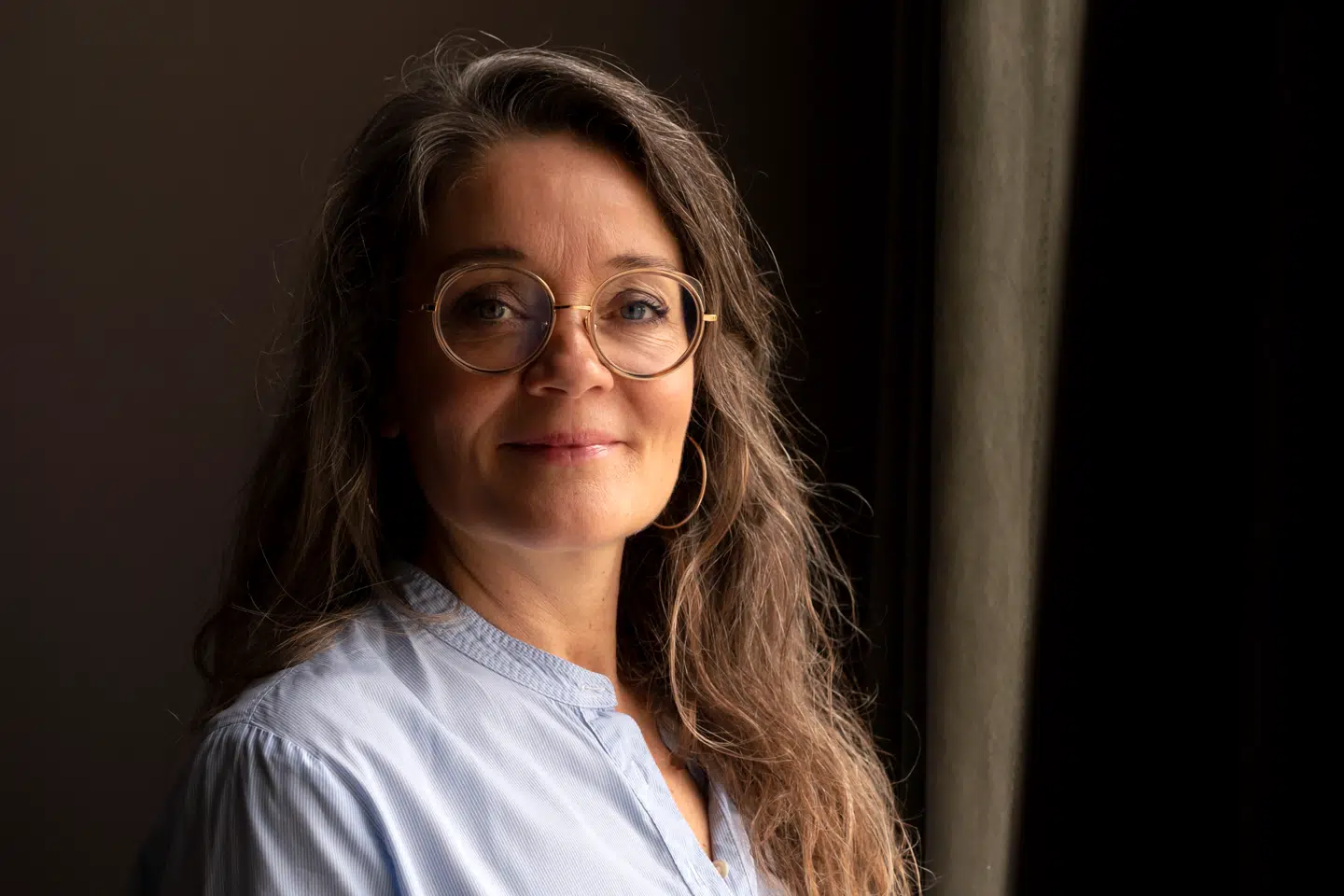 Ordner I køkkenet sammen efter arbejdsmaden? Parterapeut Katrine Axholm anbefaler at løse opgaverne i fællesskab. Forskning tyder på, at det giver højere parforholdstilfredshed at deles om hver opgave, frem for at man hver især har sine egne opgaver.