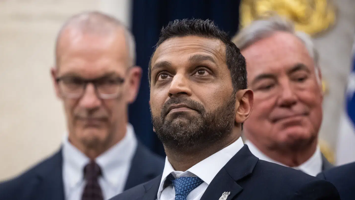 Det er værd at bemærke, at Kash Patel, FBI direktøren, ikke kalder udtalelserne for decideret falske. Det gør ingen af de andre støtter heller ikke. Ifølge B.T.s udlandsredaktør er det et udtryk for, at de blot prøver at holde skandalen nede.