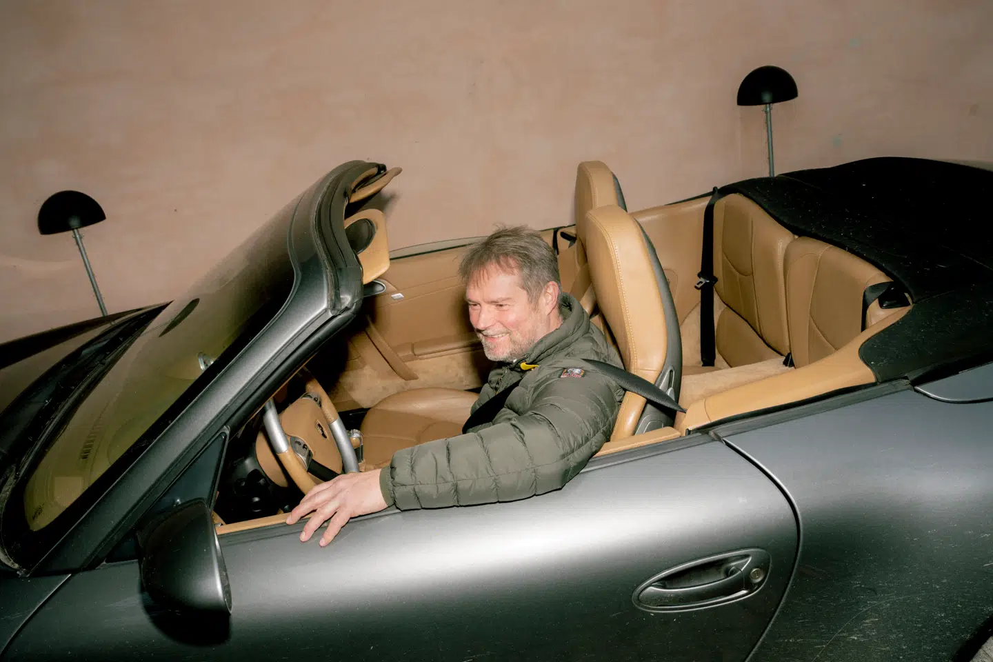 Lars Peter Ebert har gennem årene været meget bevidst om, at pengene ikke skulle gå op i »hat og briller og ligegyldigt forbrug«. Som helt ung begyndte han på et regneark, så han kunne holde styr på, hvor meget han havde tjent og brugt de seneste uger.