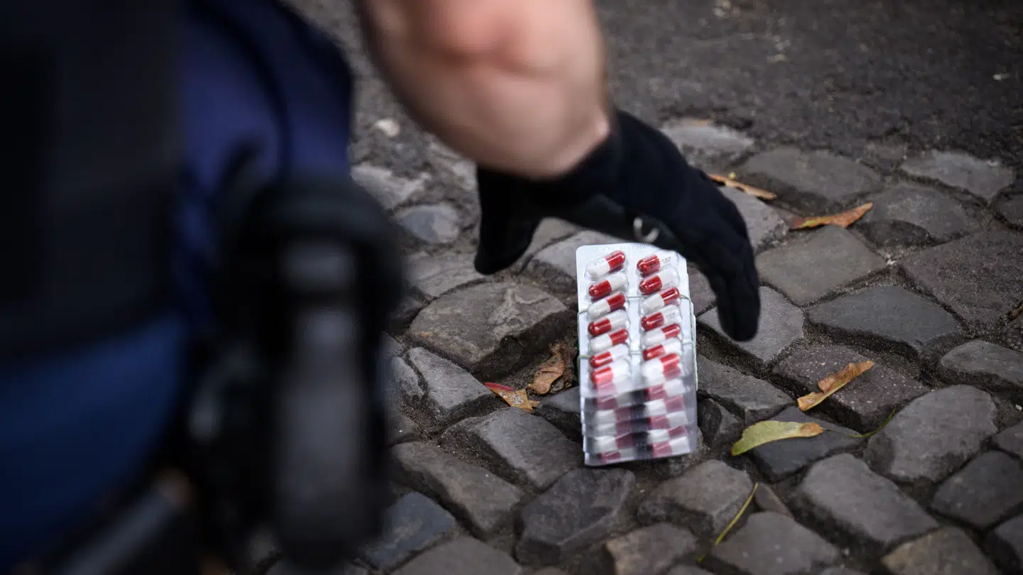 De rødhættede kapsler bliver solgt ulovligt for omkring 200 kroner.