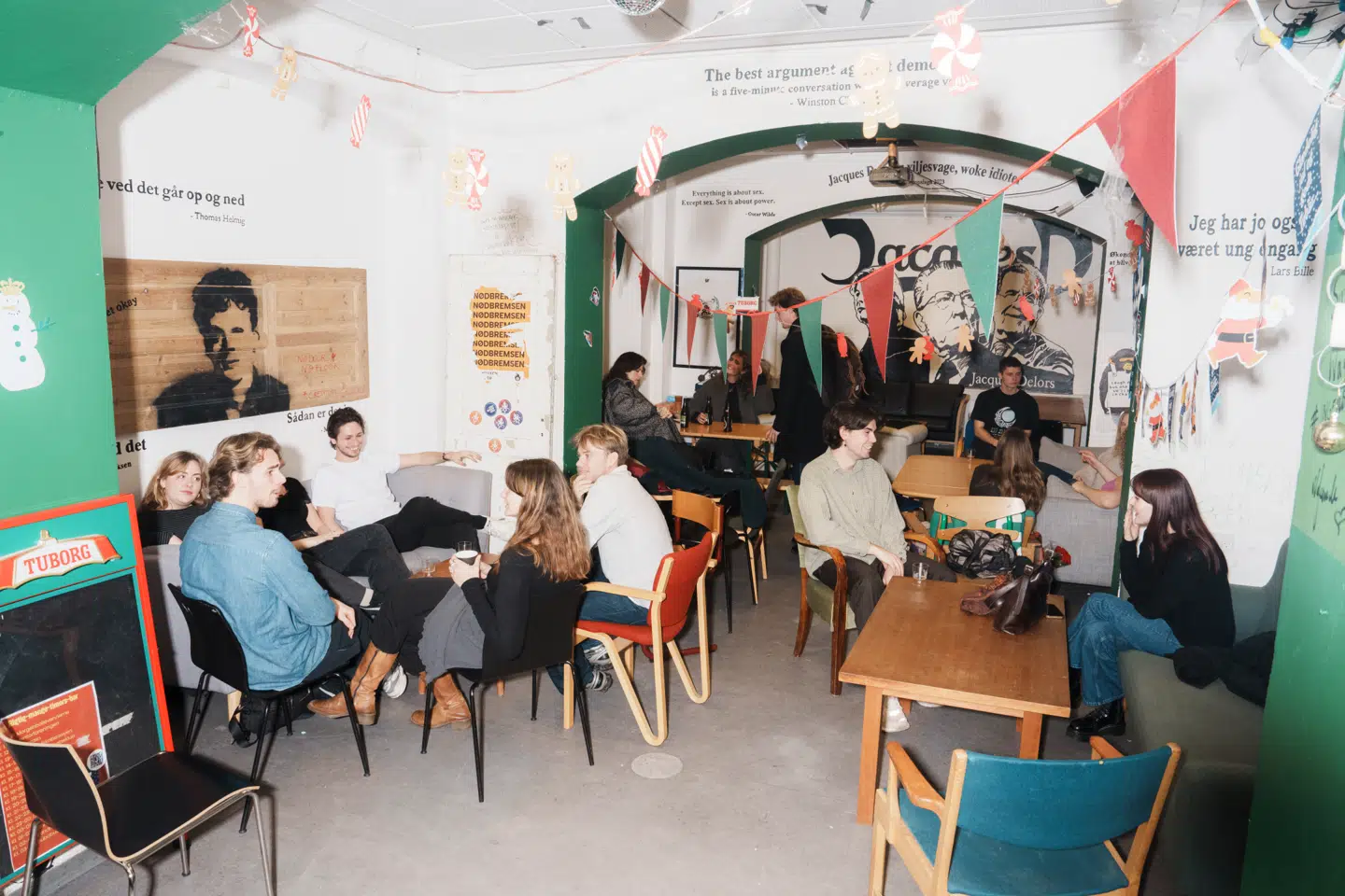 Reportage fra fredagsbar på statskundskabsstudiet ved Københavns Universitet. Vi tager temperaturen blandt de unge. Kan de forestille sig at finde kærligheden på arbejdspladsen, eller fester de løs i fredagsbaren for at nå det sidste sjov, inden det professionelle liv venter?
