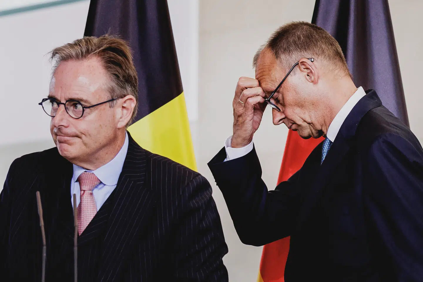 Den tyske kansler, Friedrich Merz (th), har gjort en række forsøg på at overtale Belgiens premierminister, Bart De Wever (tv), til at skifte mening og bakke op om, at de russiske milliarder nu skal sættes i spil.