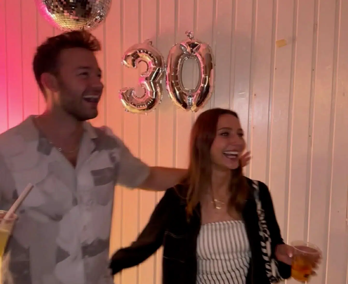 Nu viser hun kæresten frem.