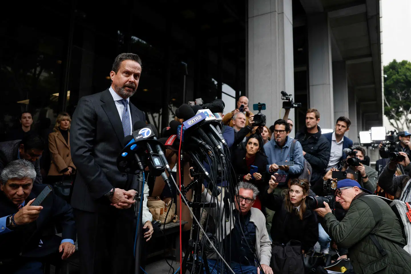 Nick Reiners advokat Alan Jackson foran retsbygningen i Los Angeles, hvor Reiner kort mødte op onsdag.