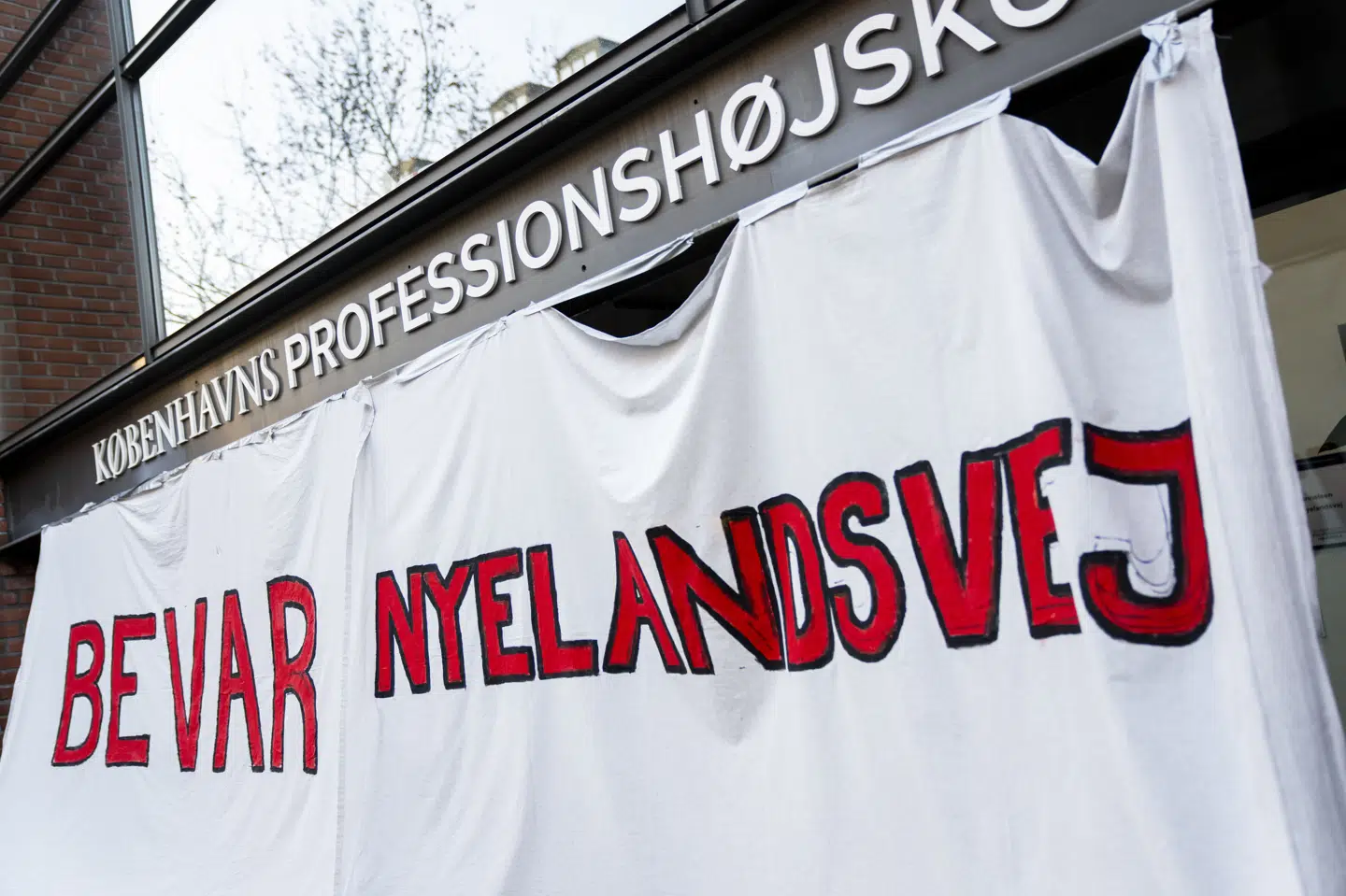 Studerende på læreruddannelsen på Københavns Professionshøjskole på Nyelandsvej protesterede mod en planlagt lukning af uddannelsesstedet i starten af december ved blandt andet at spærre for indgangen med et banner.