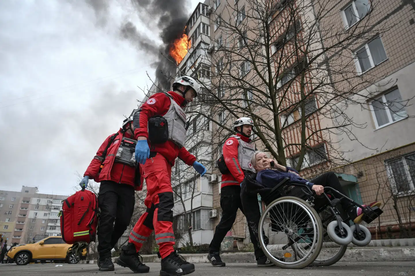 Ambulancereddere bistår onsdag en indbygger under evakueringen af en boligblok i Zaporizjzja.