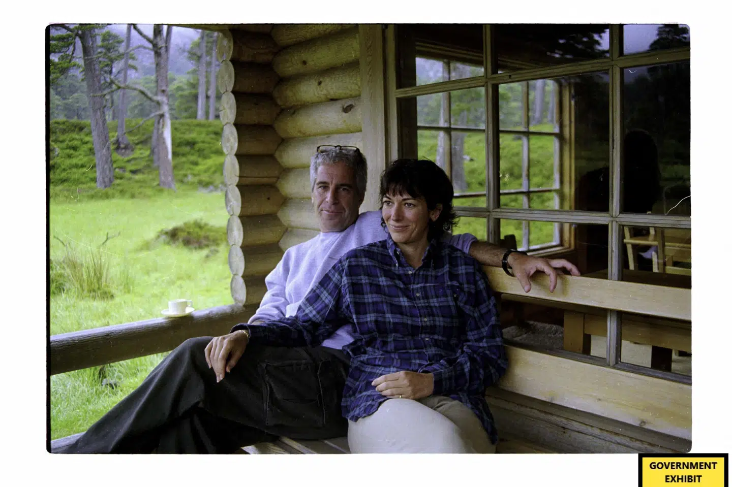 Ghislane Maxwell sammen med sin tidligere kæreste og mangeårige samarbejdspartner Jeffrey Epstein. Billedet var en del af bevismaterialet i sagen mod hende, der førte til en 20-årig fængselsdom i 2022. (Arkivfoto).