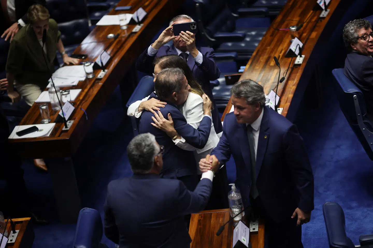Brasilianske senatorer omfavner hinanden efter afstemning om et lovforslag, der kan give ekspræsidenten Jair Bolsonaro en tidlig prøveløsladelse og strafnedsættelser til personer dømt for deres rolle i optøjerne i januar 2023.