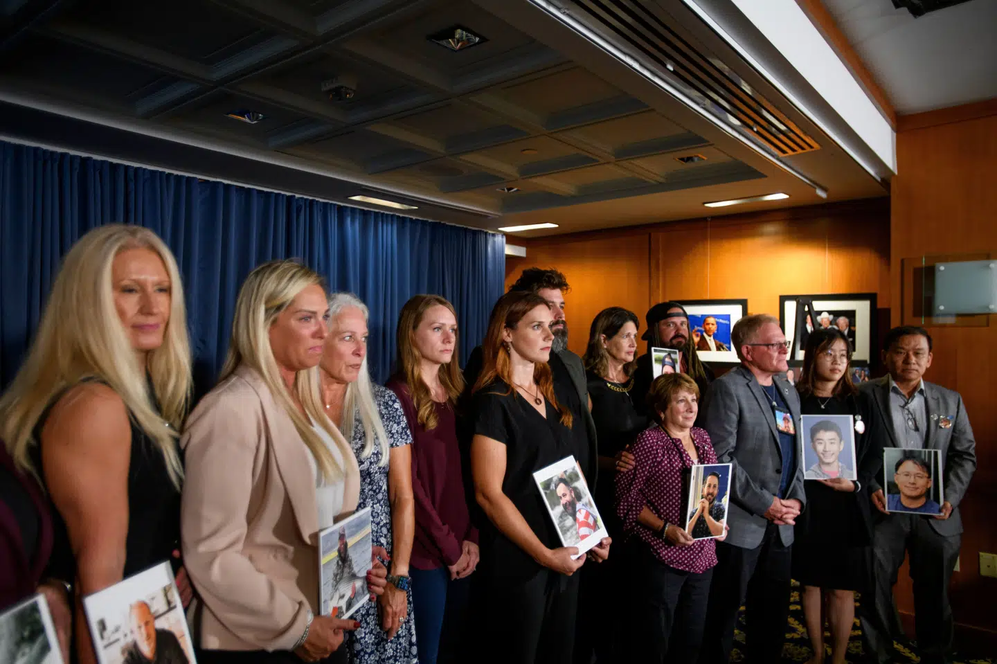 I september fik de pårørende til ofre for sammenstød mellem fly og helikopter taget et gruppebillede i Washington D.C. 67 personer mistede livet i ulykken, der skete nær lufthavnen Reagan Washington National Airport. (Arkivfoto).