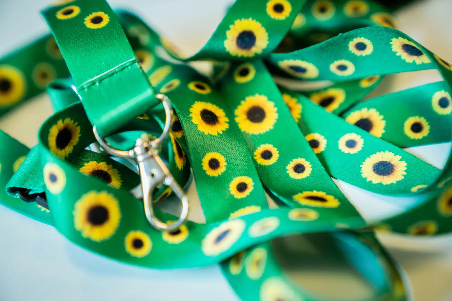 Solsikkesnoren er lanceret af Solsikkeprogrammet og viser, at bæreren har et usynligt handicap. Fremover kan disse borgere ringe til Solsikkelinjen om flere emner. I den anden ende sidder særligt uddannede rådgivere. (Arkivfoto).