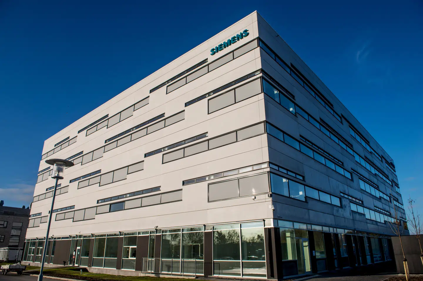 Siemens A/S har hovedsæde i Ballerup og beskæftiger cirka 590 medarbejdere i Danmark.