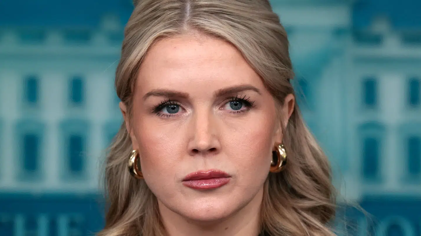 Et billede af Det Hvide Hus' pressesekretær, Karoline Leavitt, har fået debatten til at rase på nettet.