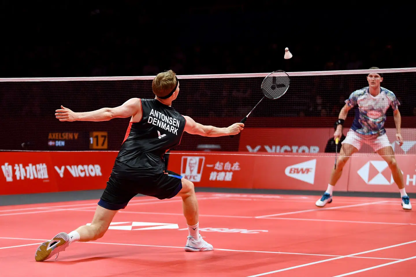 Der går en rum tid, før Anders Antonsen igen kan møde Viktor Axelsen, der er ude med rygproblemer. (Arkivfoto).